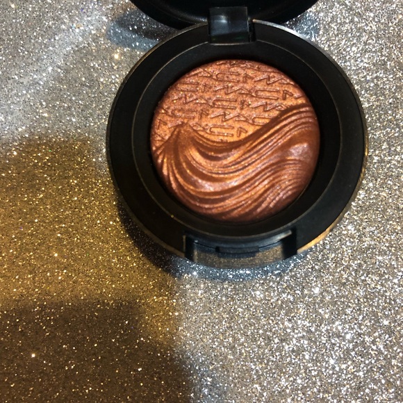 BNIB! MAC Extra Dimension Eyeshadow single in Amorous Alloy - Picture 2 of 10